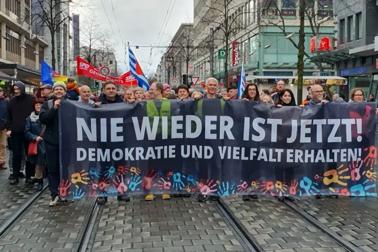 Read more about the article Rund 1500 Menschen bei „Nie wieder ist jetzt!“-Demo